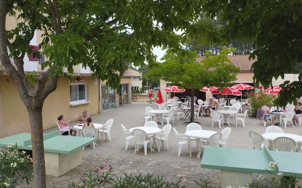 terrasse-camping-rouviere-les-pins-ardeche